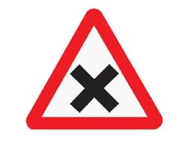 Imagen de apoyo para la pregunta: A partir de esta señal, ¿cuál será la velocidad máxima, si es de poca visibilidad la intersección?
