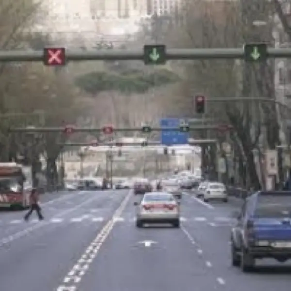 Imagen de apoyo para la pregunta: Al visualizar la señalización de la fotografía, los conductores, ¿qué carriles pueden utilizar?