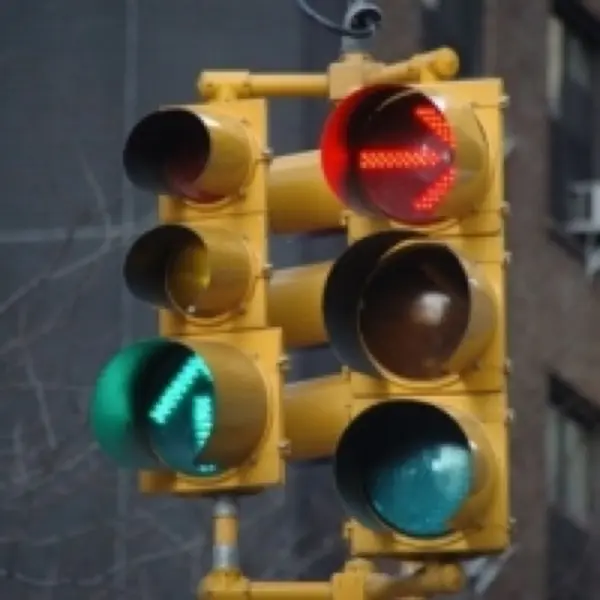 Imagen de apoyo para la pregunta: ¿Cambia el significado de un semáforo con luz roja fija que tenga encima una flecha negra?