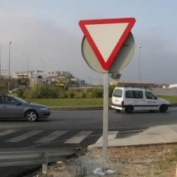 Imagen de apoyo para la pregunta: ¿Cuál de las siguientes infracciones relativas a la prioridad se da habitualmente en los accidentes de circulación?