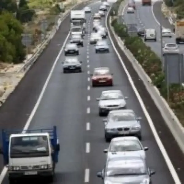 Imagen de apoyo para la pregunta: En esta autopista, ¿cuándo se puede circular por el arcén?