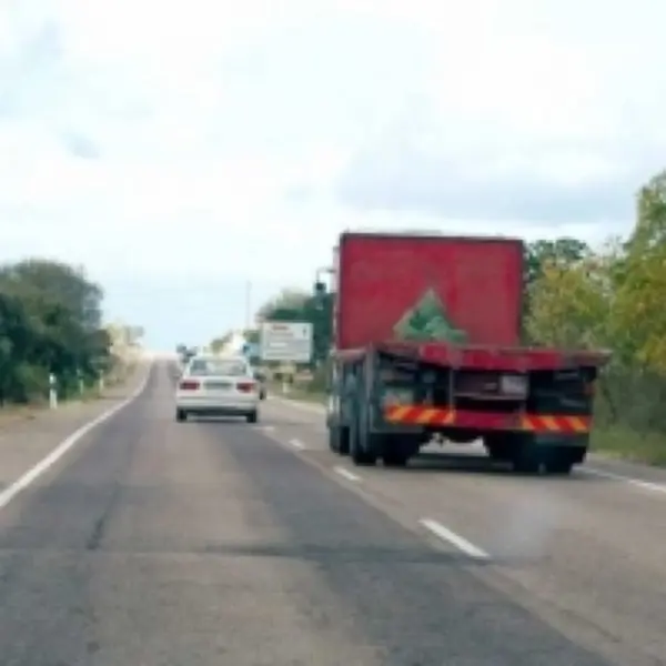 Imagen de apoyo para la pregunta: En esta situación, ¿está obligado el conductor del camión a desplazarse hacia el arcén para facilitar el adelantamiento?