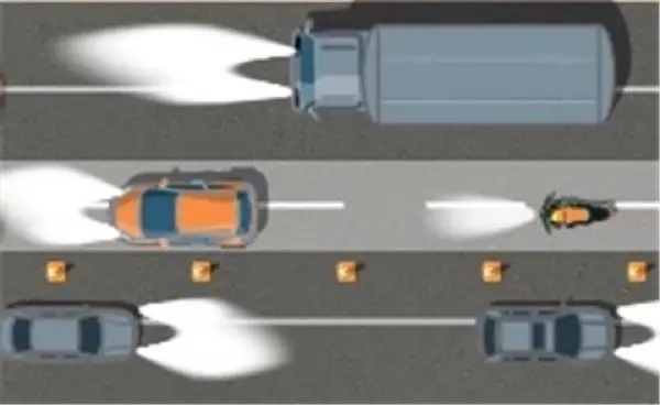 Imagen de apoyo para la pregunta: En esta vía se ha habilitado un carril adicional, ¿a qué velocidad como máximo circulará el vehículo naranja?