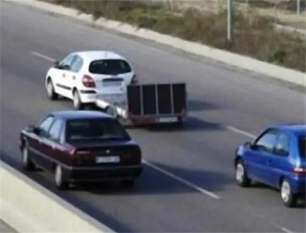 Imagen de apoyo para la pregunta: En vías interurbanas con tres carriles para el mismo sentido, ¿le está permitido circular por el carril izquierdo a un turismo con remolque?