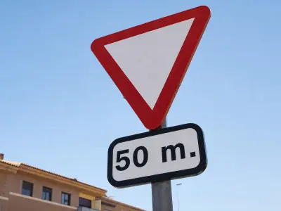 Imagen de apoyo para la pregunta: ¿Qué indica el panel situado debajo de la señal de ceda el paso en las intersecciones?