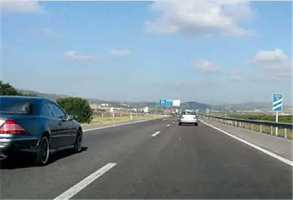 Imagen de apoyo para la pregunta: Si está siendo adelantado, ¿cuándo está obligado a disminuir la velocidad para facilitar que el otro conductor finalice la maniobra?