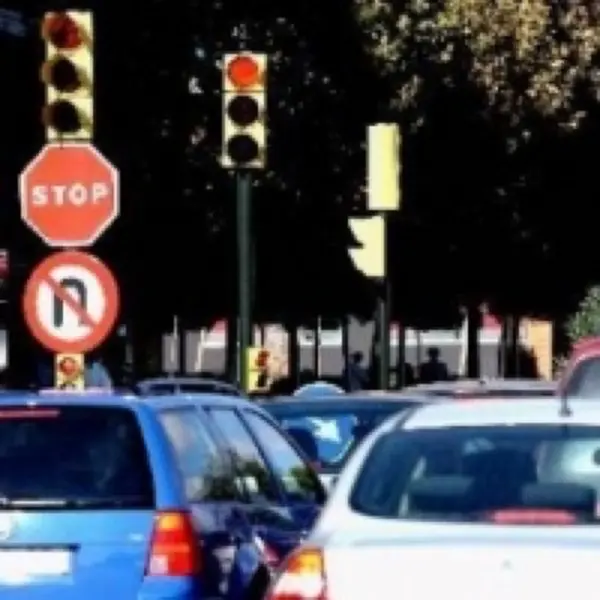 Imagen de apoyo para la pregunta: ¿A qué usuarios de la vía pública afectan las señales de estos semáforos?