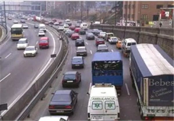Imagen de apoyo para la pregunta: ¿Cómo debe realizarse un cambio de carril en una vía saturada?