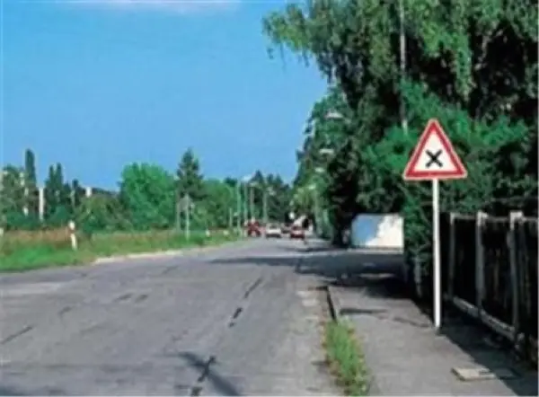 Imagen de apoyo para la pregunta: Cuando se aproxime a un cruce con visibilidad nula, ¿debe moderar su velocidad?