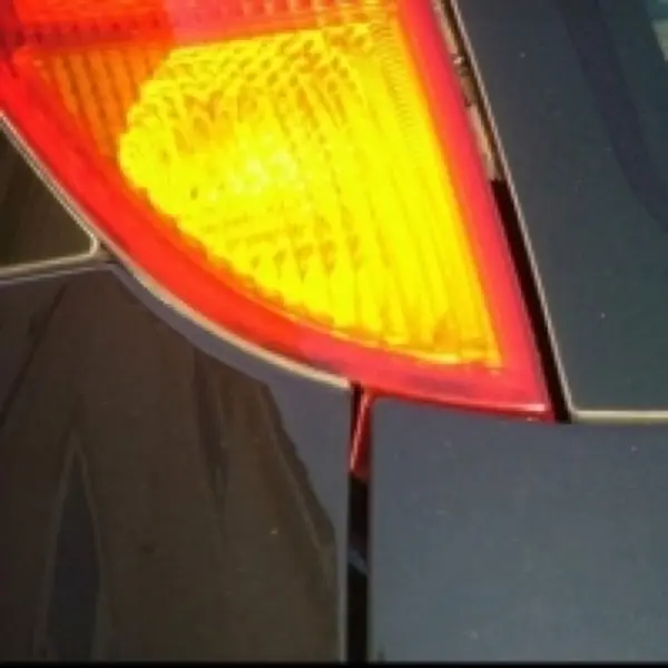 Imagen de apoyo para la pregunta: ¿De qué color deben ser las luces indicadoras de dirección?