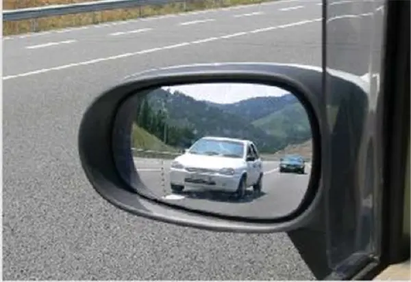 Imagen de apoyo para la pregunta: El vehículo blanco que le sigue se está desplazando al carril de la izquierda para adelantarle, en esta situación, ¿puede usted iniciar una maniobra de adelantamiento?