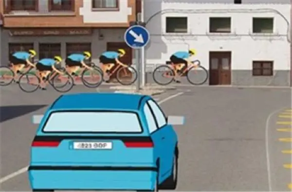 Imagen de apoyo para la pregunta: En esta intersección, ¿debe ceder el paso al grupo de ciclistas?