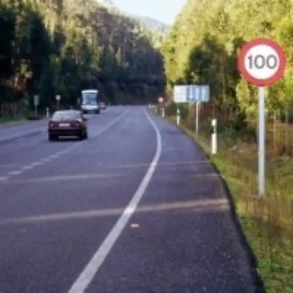 Imagen de apoyo para la pregunta: En esta vía, ¿a qué velocidad máxima circulará un turismo con remolque?