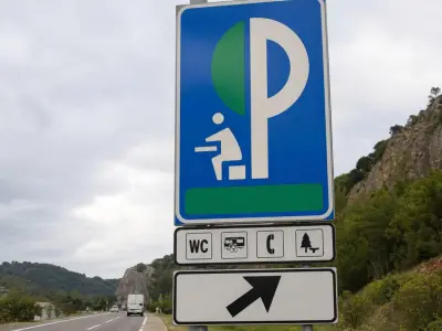 Imagen de apoyo para la pregunta: En esta vía, ¿está permitido parar en la zona transitable del arcén?