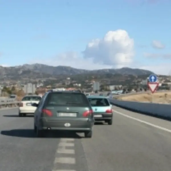 Imagen de apoyo para la pregunta: En este carril de aceleración, ¿dónde se debe detener en caso de tener la obligación de ceder el paso?