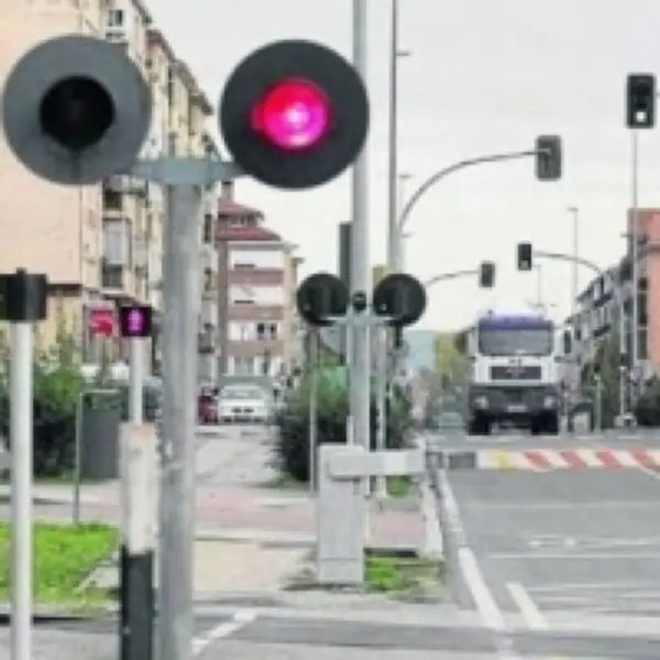 Imagen de apoyo para la pregunta: ¿En qué lugar podemos encontrar un semáforo con luz roja intermitente?