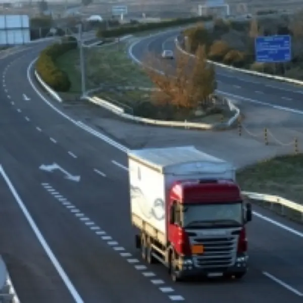 Imagen de apoyo para la pregunta: En una autopista, conduciendo un camión de 3.000 kg de MMA, ¿qué distancia es obligatorio dejar con el vehículo de delante?