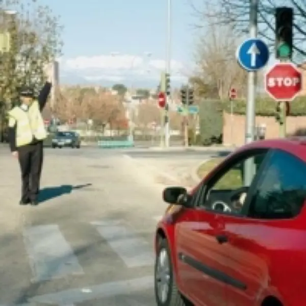 Imagen de apoyo para la pregunta: En una intersección con señales de prioridad y un agente regulando temporalmente el tráfico, ¿qué debe hacer?