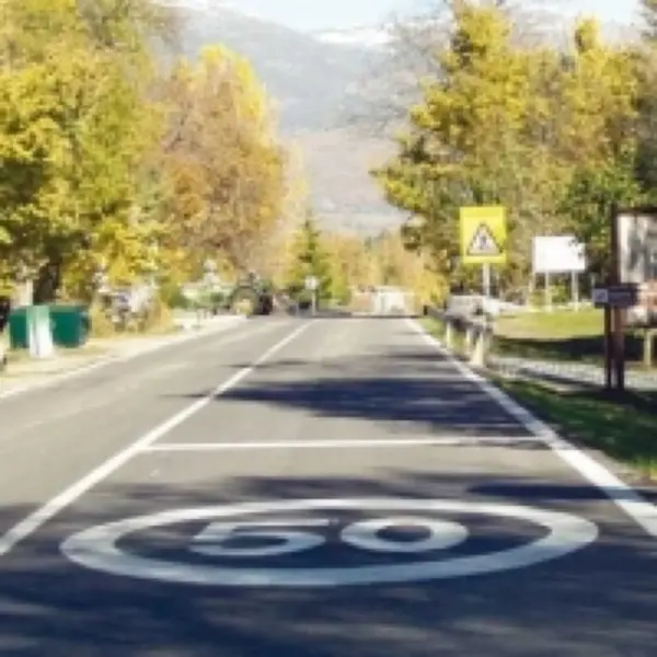 Imagen de apoyo para la pregunta: Esta señal sobre la calzada indica velocidad...