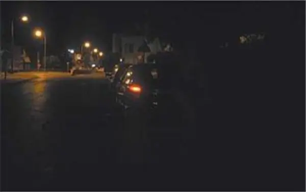 Imagen de apoyo para la pregunta: Estaciona en esta travesía insuficientemente iluminada, ¿qué luces debe dejar encendidas?