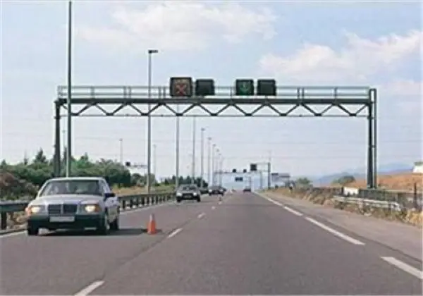 Imagen de apoyo para la pregunta: Este vehículo circula por un carril habilitado en sentido contrario al habitual, a falta de señalización, ¿a qué velocidad debe circular?