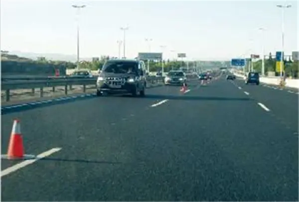 Imagen de apoyo para la pregunta: Estos vehículos circulan por un carril habilitado en sentido contrario al habitual. ¿Pueden desplazarse al carril normal de circulación?