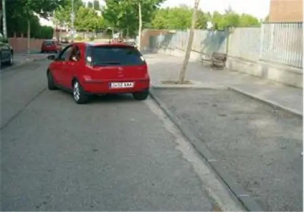 Imagen de apoyo para la pregunta: Para estacionar, ¿cuántos metros puede circular marcha atrás?