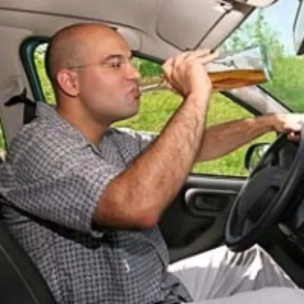 Imagen de apoyo para la pregunta: ¿Puede aumentar la distancia de reacción del conductor si ha tomado alcohol?