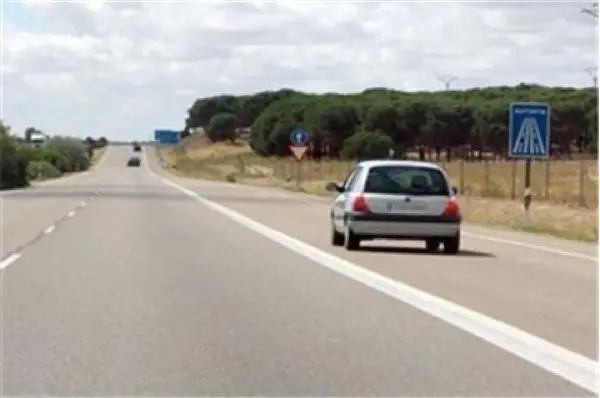 Imagen de apoyo para la pregunta: Si circula con un turismo, ¿qué le está permitido hacer en el arcén de esta autovía?
