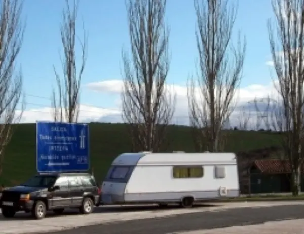 Imagen de apoyo para la pregunta: Si conduce un turismo con una caravana de 2,20 metros de anchura, ¿debe encender las luces de gálibo del remolque entre la puesta y la salida del sol?
