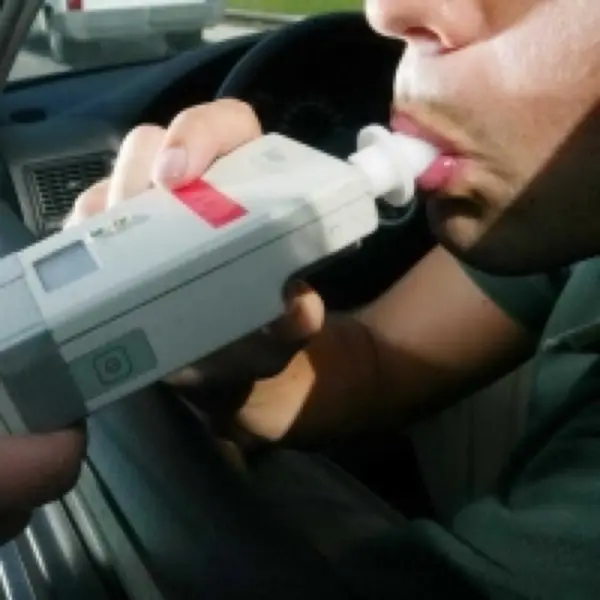 Imagen de apoyo para la pregunta: Si su permiso de conducir tiene un año de antigüedad, ¿cuál es la tasa máxima de alcohol permitida?
