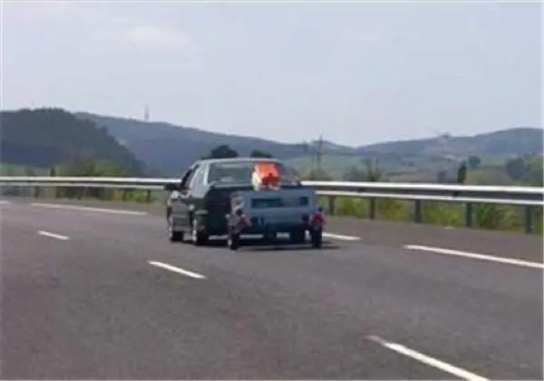 Imagen de apoyo para la pregunta: Un turismo con remolque, ¿puede circular por un carril para VAO?